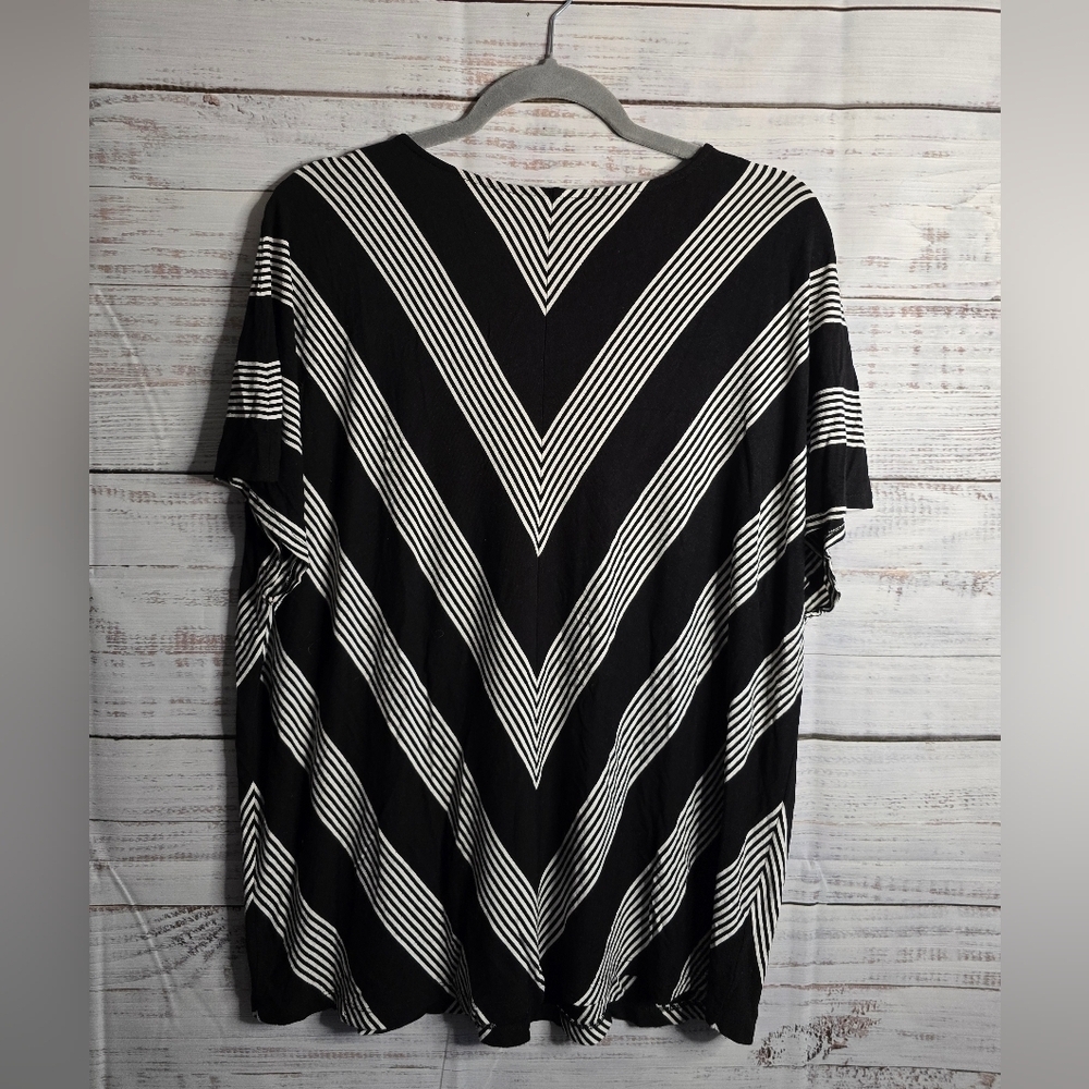 Dana Buchman Black and White Chevron V-Neck Top Women Size XL - Picture 3 of 4